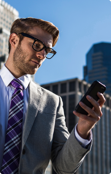 Geschäftsmann mit Fokus auf Smartphone